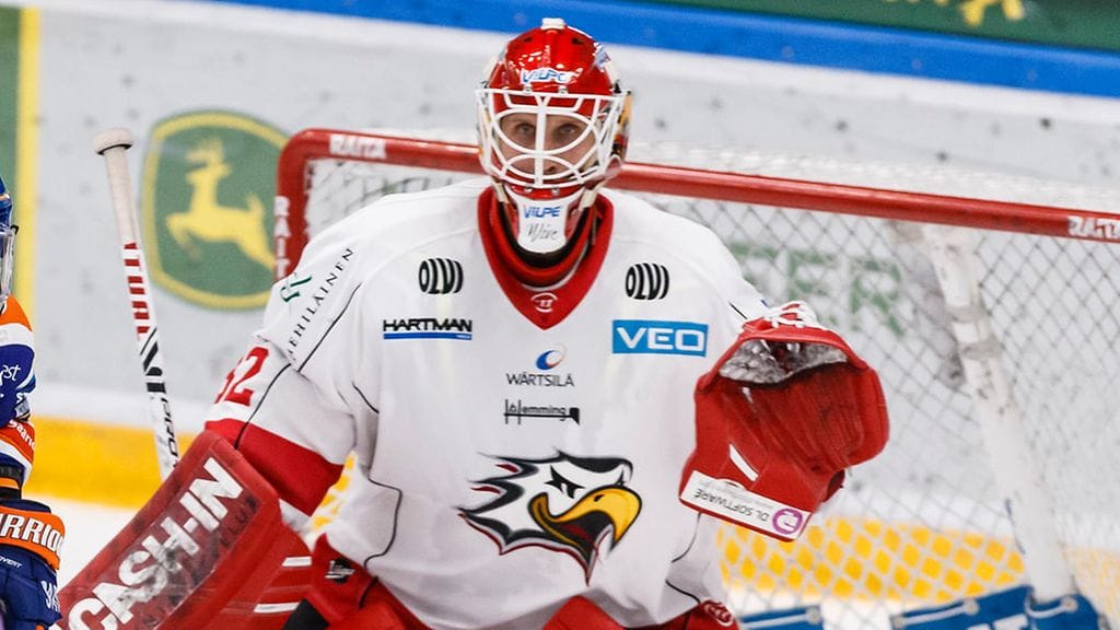 Niko Hovinen säkenöi Sportin maalilla.