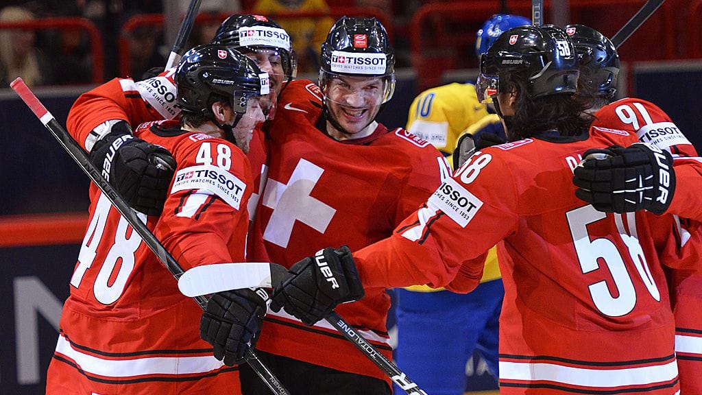 Sveitsin pelaajat juhlivat maalia.