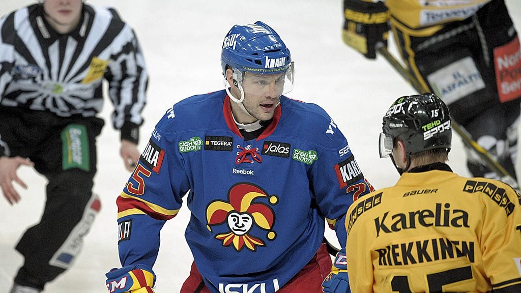 Jarkko Ruutu sai palautetta Joonas Riekkiseltä temppunsa jälkeen.