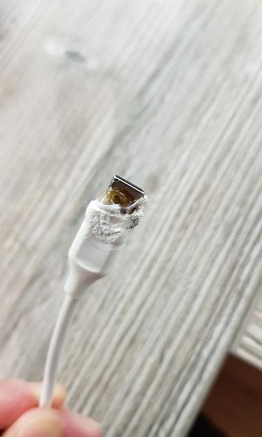 Sulanut puhelimen laturi.