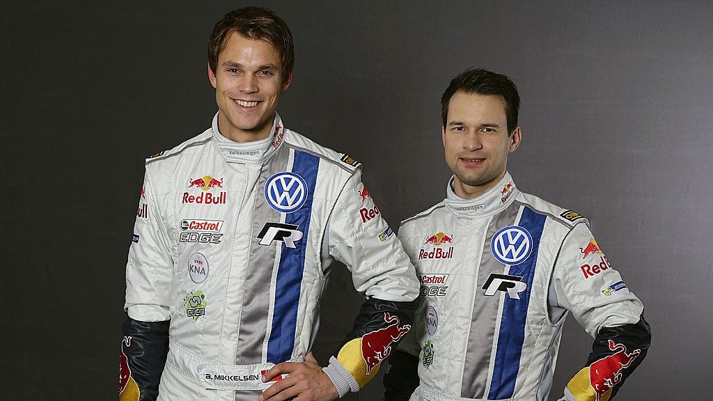 Andreas Mikkelsenille (vas.) lukee nuotteja suomalaiskartturi Mikko Markkula.