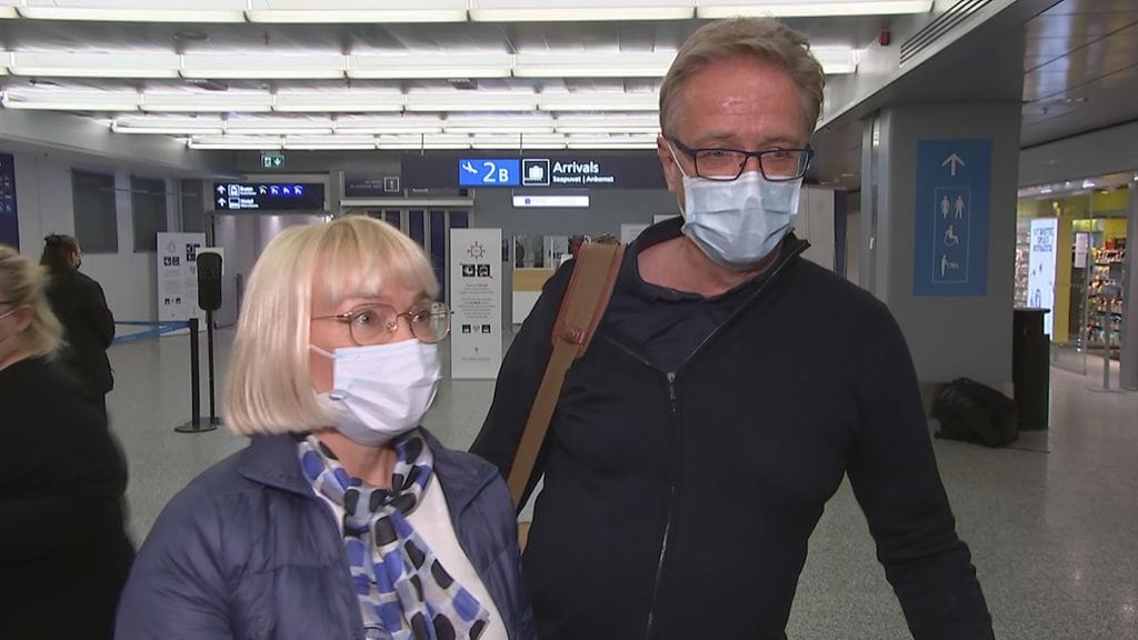 Minna ja Ari Palhamo saapuivat Suomeen Malediiveiltä. Koronatestaukset tulivat tutuiksi.