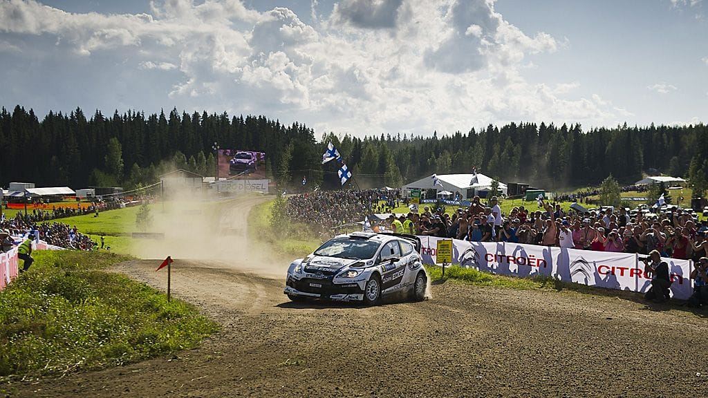 Ouninpohjan Kakariston mutkassa riittää katseltavaa myös tänä vuonna. Jari-Matti Latvala ajoi näyttävillä ajolinjoilla viime vuoden kilpailussa tuhansien katsojien edessä.