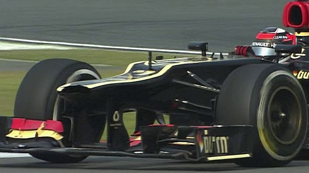 Kimi Räikkönen ajoi keulareikäisellä Lotus-autolla