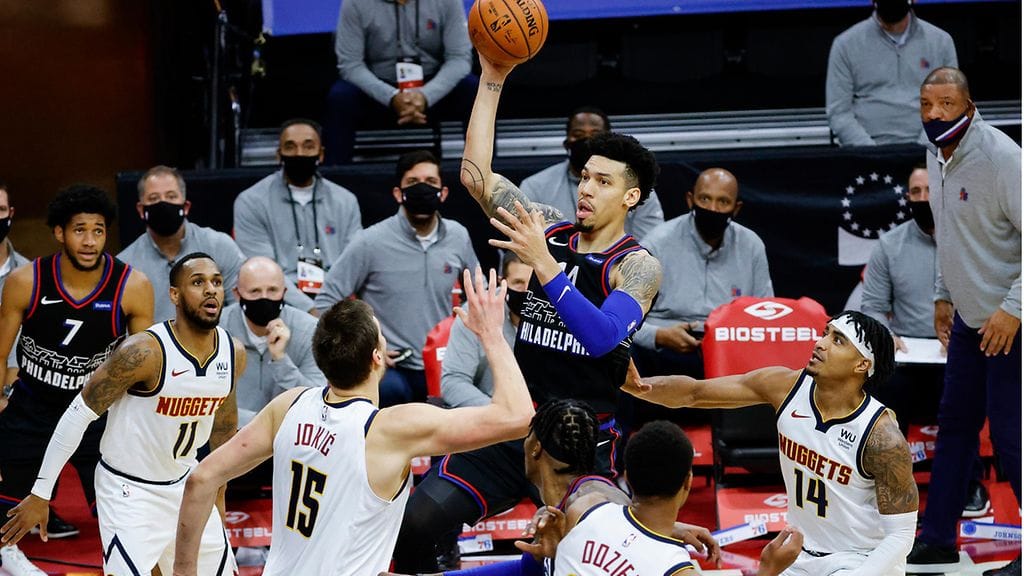 Tummapaitaisella Philadelphia 76ersilla oli vaikeuksia saada kasaan riittävästi pelaajia.