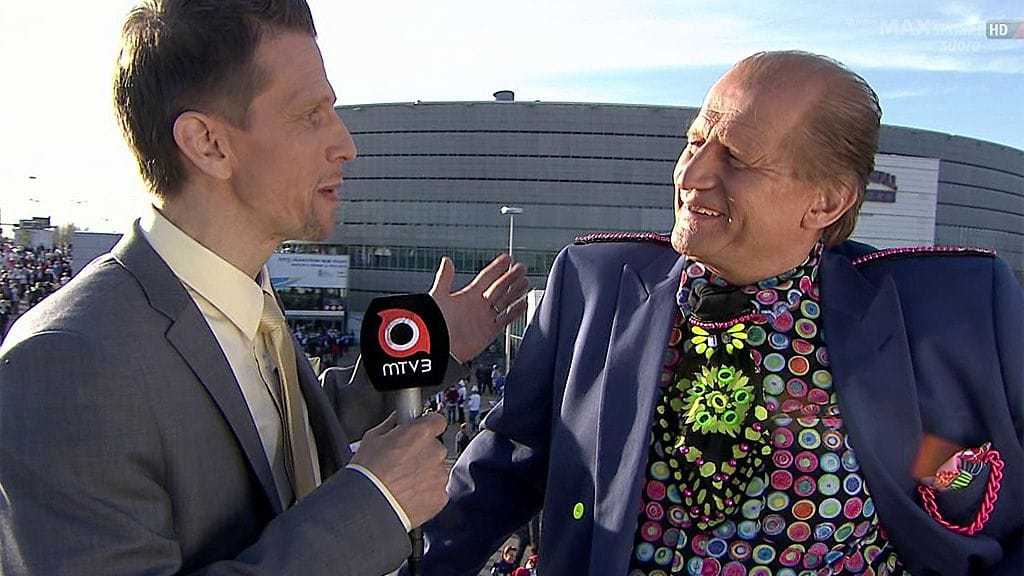 Pekka Lehtinen ja Juhani Tamminen. Jemina Hanhijärvi suunnitteli Tammisen päällä keskiviikon pelissä nähdyn, psykedeelisen asun.