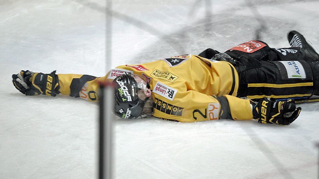 Artturi Lehkonen jään pinnassa Ruudun taklauksen jälkeen.