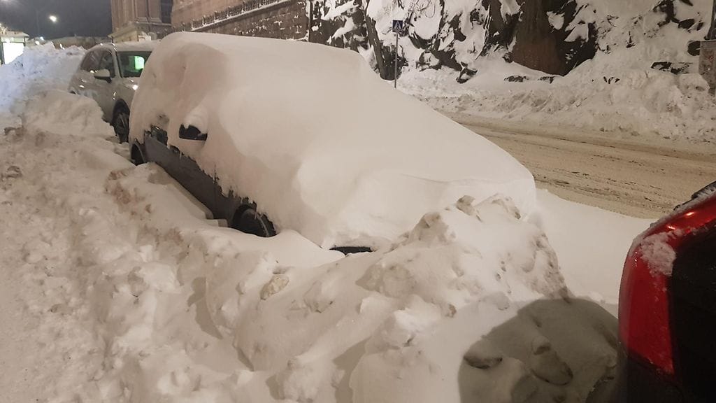 Toini-pyry toi Helsinkiin runsaasti lunta. Tämä kuva on Kruununhaasta, jossa autoilijoilla ei ole enää tilaa parkkeerata. Myös polkupyörät ovat uponneet hankien sekaan. 1
