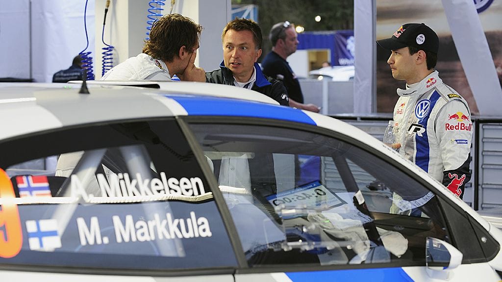 Andreas Mikkelsen, tallipäällikkö Jost Capito ja Mikko Markkula. Arkistkuva.