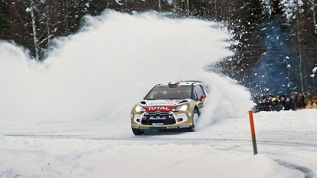 Sebastien Loeb ajaa kilpailussa toisena.