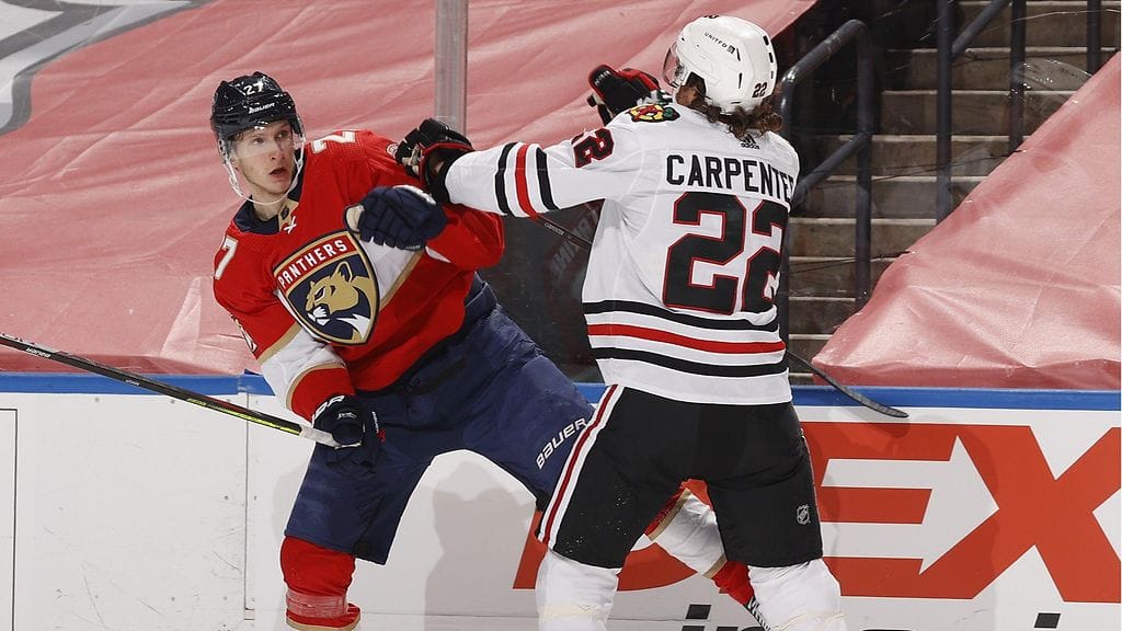 Florida Panthersin Eetu Luostarinen ja Chicago Blackhawksin Ryan Carpenter nujusivat taiston tuoksinassa.