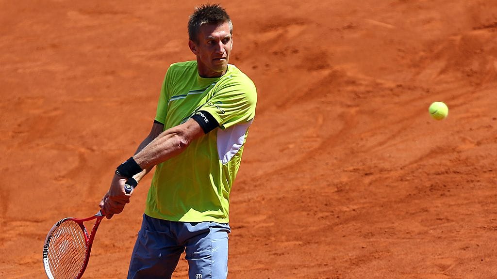 Jarkko Nieminen mallaa lyöntiä Düsseldorfissa.