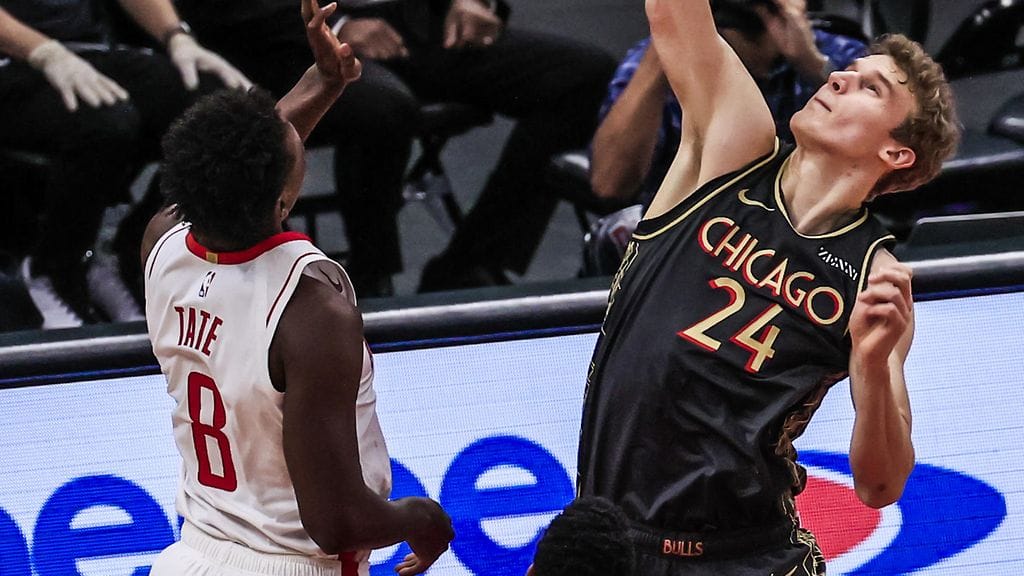 Chicago Bullsin Lauri Markkanen korinaluskamppailussa Houston Rocketsin Jae'Sean Taten kanssa.