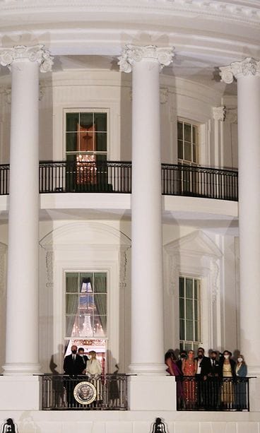 Reuters Joe Jill Biden ilotulitus parveke 2