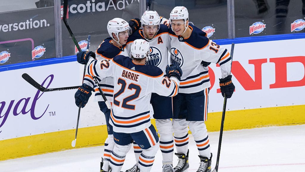 Edmonton-pelaajat juhlivat Leon Draisaitlin voittomaalia Torontoa vastaan.