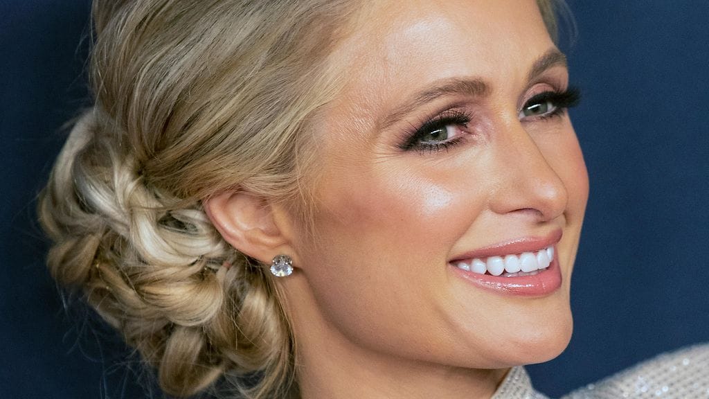Paris Hilton täytti 40 vuotta ja julkisti kihlautuneensa liikemiesrakkaansa kanssa.
