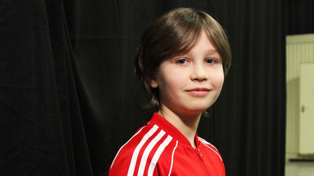 Kuura Rossi hurmasi suomalaiset näyttävällä esiintymisellään Putous-sketsissä.