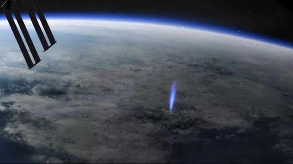 Taiteilijan näkemys viuhkasalamasta avaruudesta katsottuna.