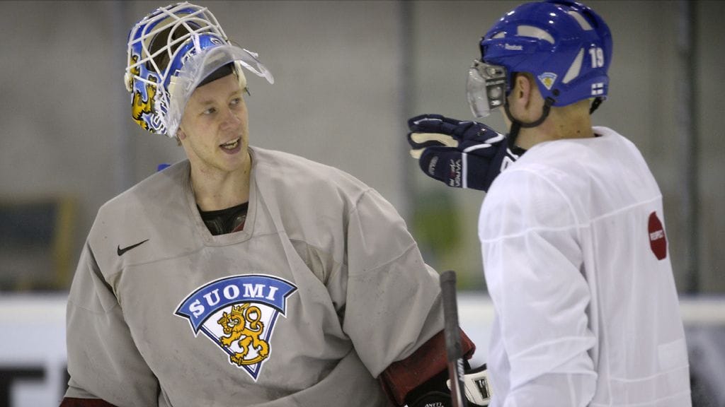Antti Raanta (vas.) ja Veli-Matti Savinainen Leijonien harjoituksissa.