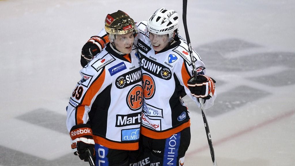HPK:n Ville Viitaluoma (vas.) ei ole tänään Jere Sallisen rinnalla kaukalossa.