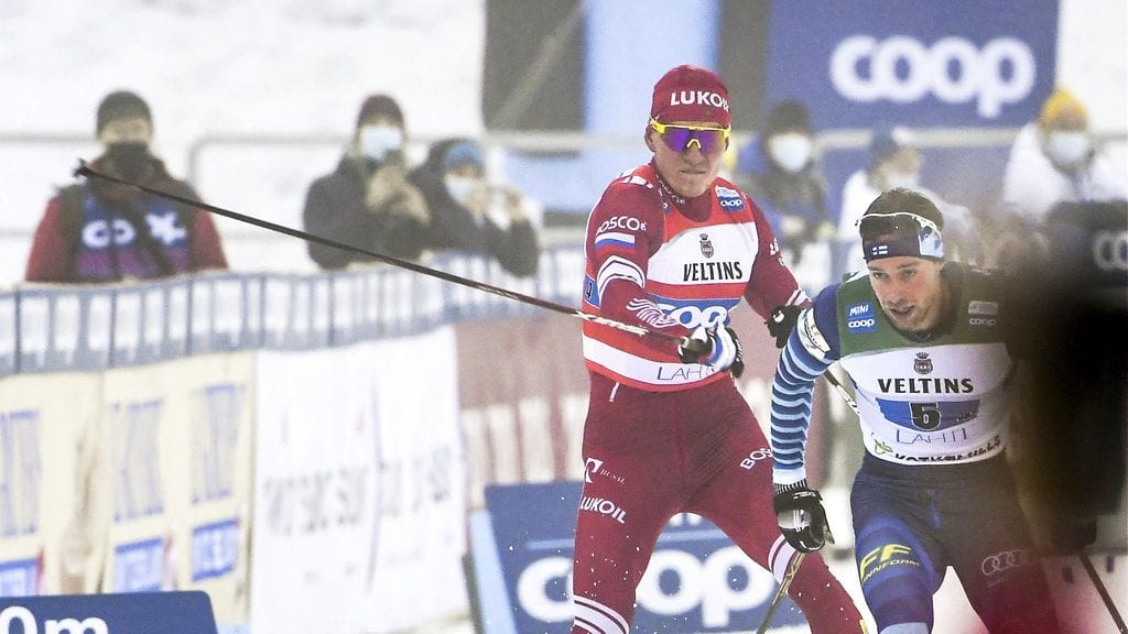 Venäjän ankkuri ajoi suomalaissankarin päälle maalialueella – Suomi sensaatiomaisesti toiseksi miesten viestissä Lahdessa