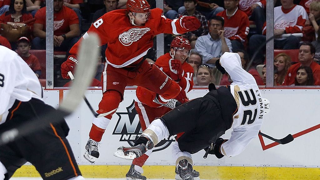 Justin Abdelkader taklaa Toni Lydmania.