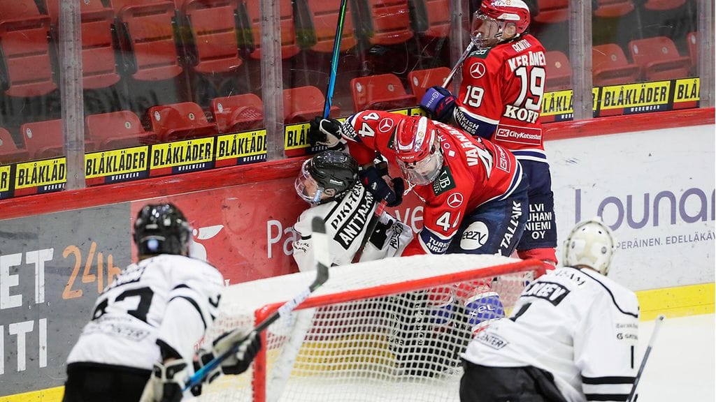 Video: HIFK:n huippuvahvistus Yohann Auvitu joutuu ruman taklauksen kohteeksi – TPS:n Aleksi Anttalainen lentää suihkuun