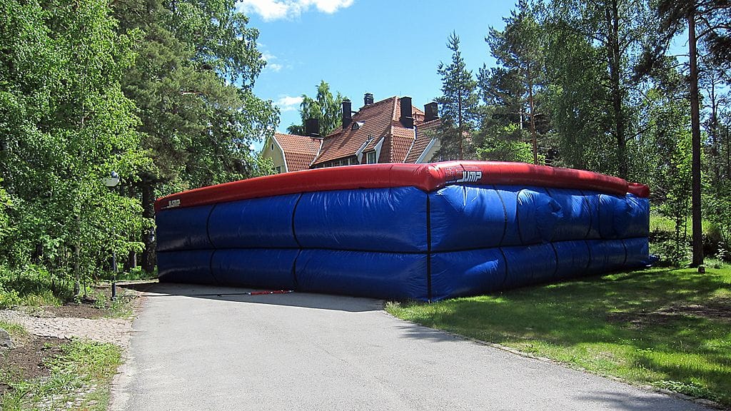 Freestylemaajoukkueen uusi harjoitusväline BagJump-patja.