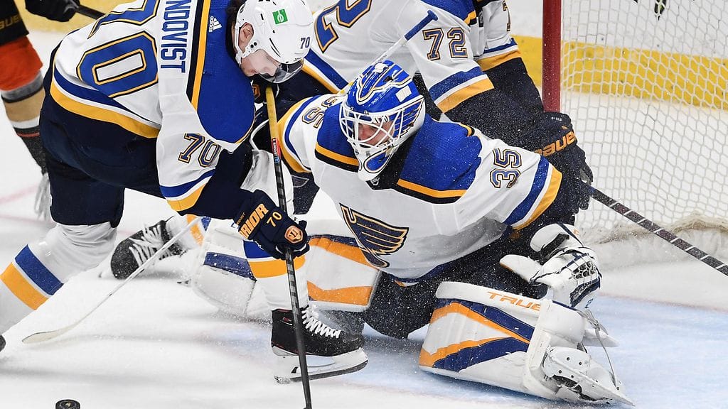 Ville Husso pysäytti St. Louis Bluesin maalilla Anaheim Ducksia vastaan 25 laukausta ja torjui ensimmäisen NHL-voittonsa.