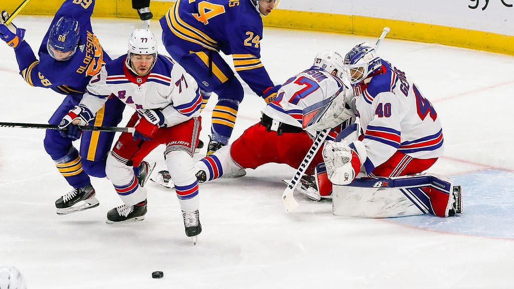 Tony DeAngelo ja Aleksandr Georgijev tositoimissa ottelussa Buffalo Sabresia vastaan.