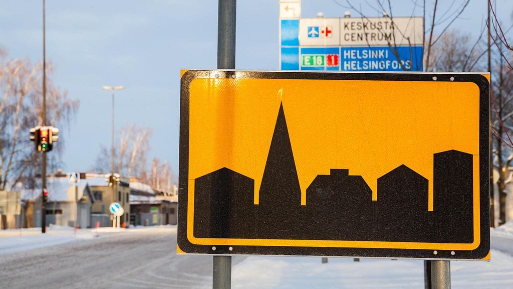 Liikennemerkki E22 (kuvassa) kertoo alkavasta taajamasta. Taajamassa nopeusrajoitus on 50 km/h, ellei muuta ole ilmoitettu.