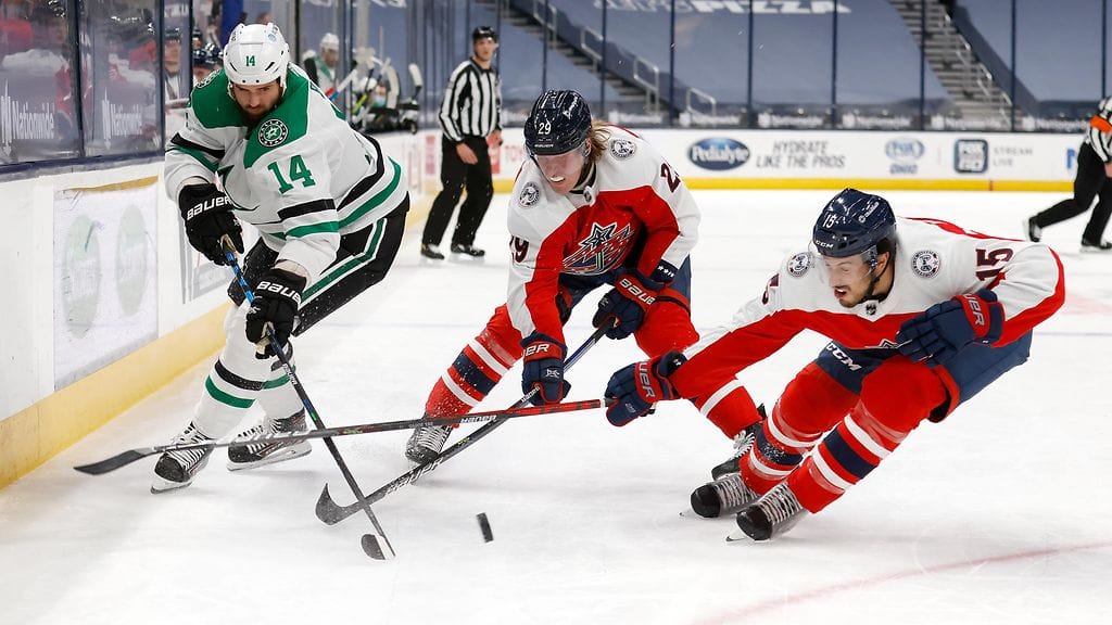 Patrik Laine (keskellä) vääntämässä ensimmäisessä ottelussaan Columbus Blue Jacketsin paidassa.