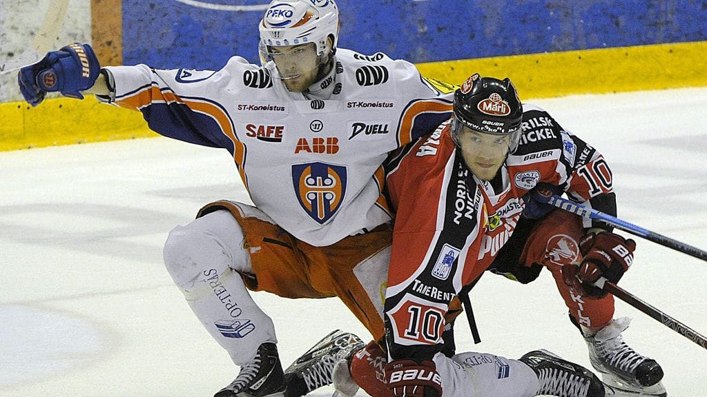 Joel Armia (oik.) taisteli Tapparan Jarkko Malista vastaan kuudennessa finaalissa.