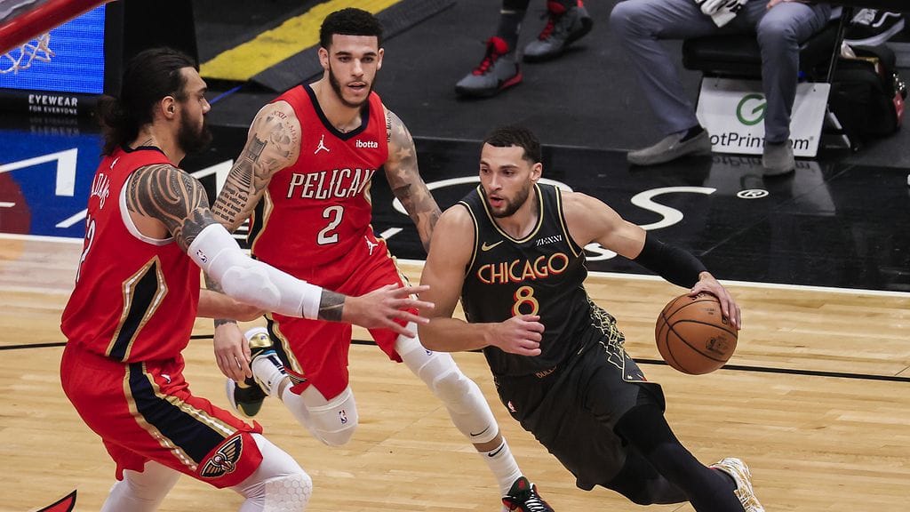 Zach LaVine takoi pisteitä New Orleans Pelicansia vastaan.