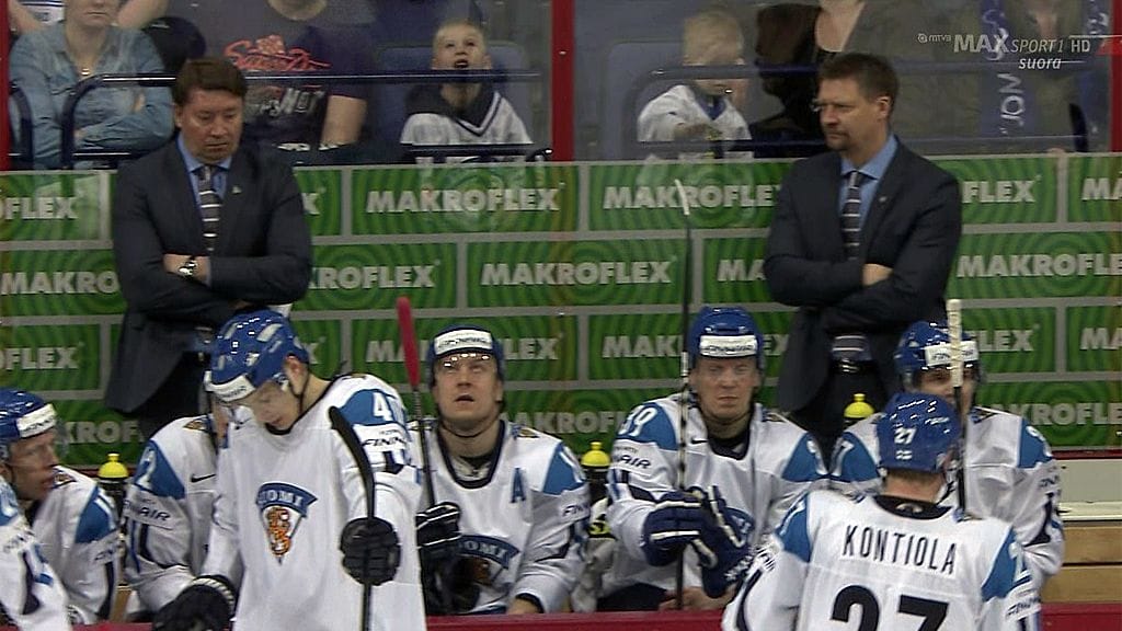 Joukkue miettii syntyjä syviä.