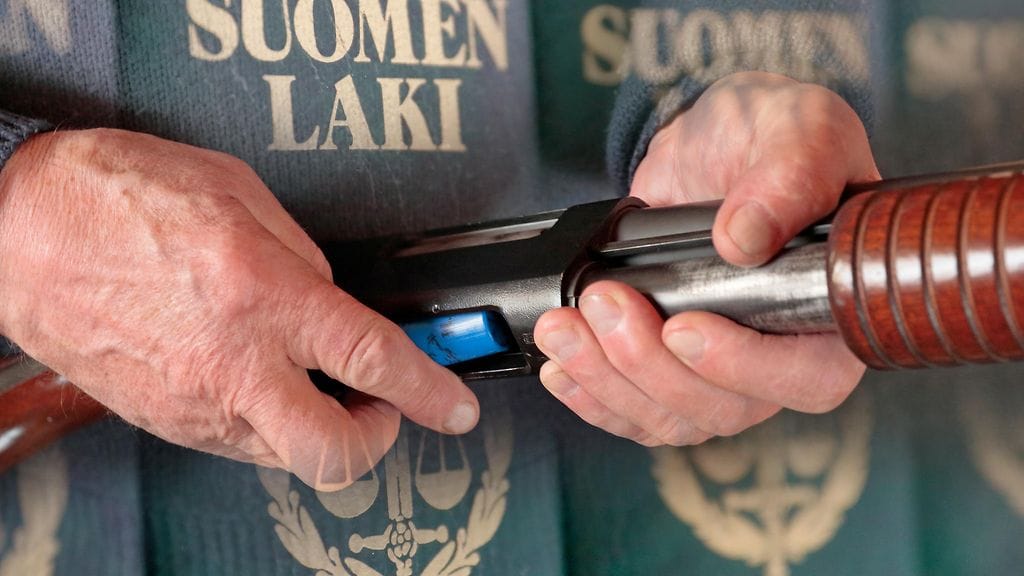 Aseistettu mies oli syyttäjän mukaan hakannut ja rynkyttänyt ovea poliisin saapumiseen asti.