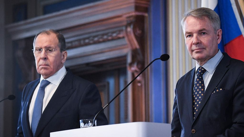 Sergei Lavrov ja Pekka Haavisto ovat tavanneet mm. Säätytatolla maaliskuussa 2020. (Kuva: EPA / Kimmo Brandt)