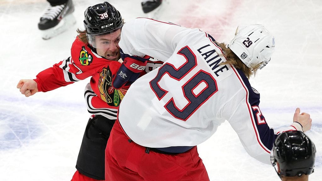 Columbus Blue Jacketsin Patrik Laine pudotti hanskat tappelussa Chicago Blackhawksin Brandon Hagelia vastaan.