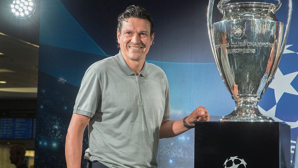 Jari Litmanen on itse ollut nostamassa Mestarien liigan voittopokaalia vuonna 1995.