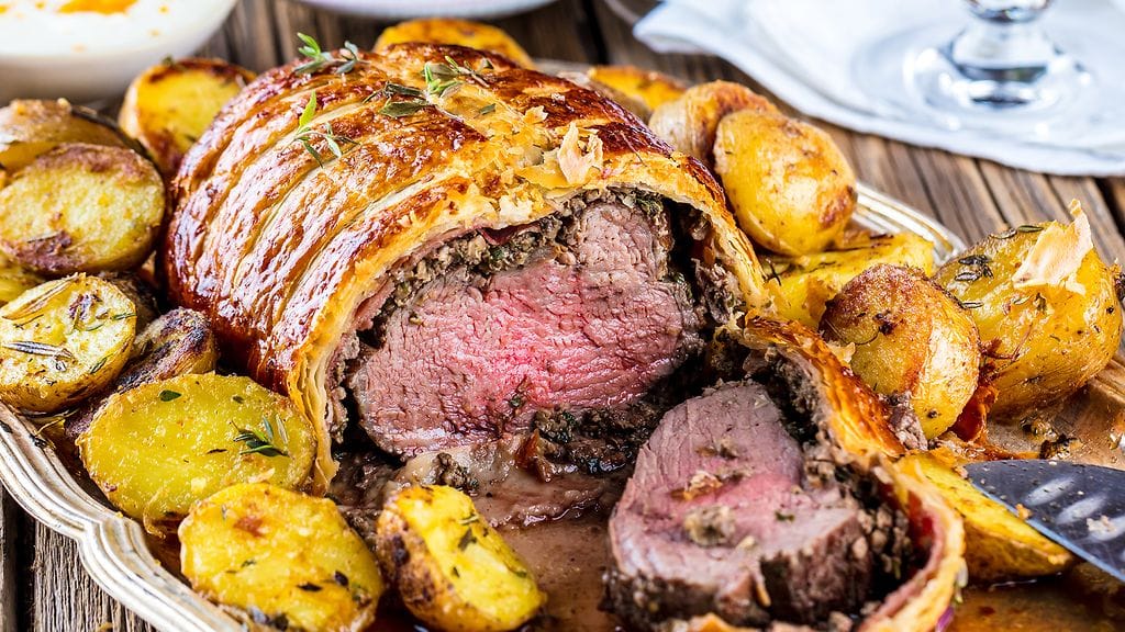 Wellingtonin pihviin käytetään naudan sisäfileetä, jonka ympärille lisätään sienitäyte, Parman kinkkua sekä lehtitaikinaa.