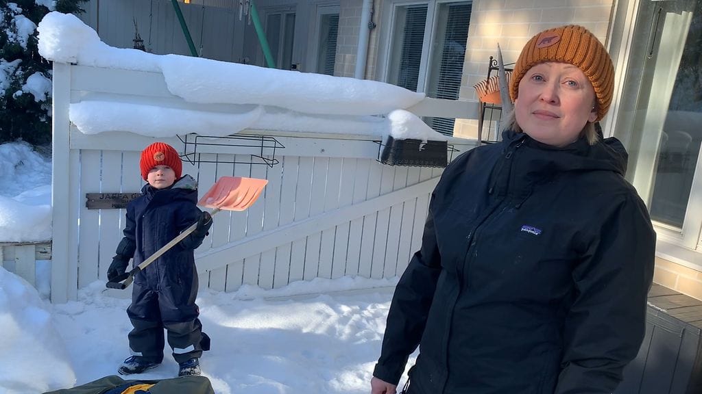 Suvi Björk poikansa Aarnin kanssa