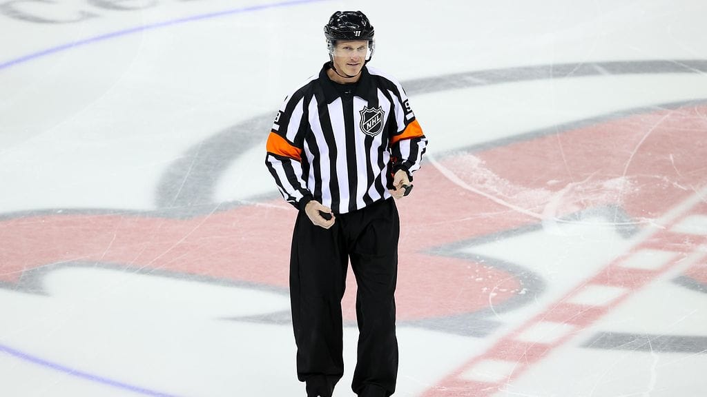 Ottelun erotuomari Buffalo-New Jersey-kamppailussa.