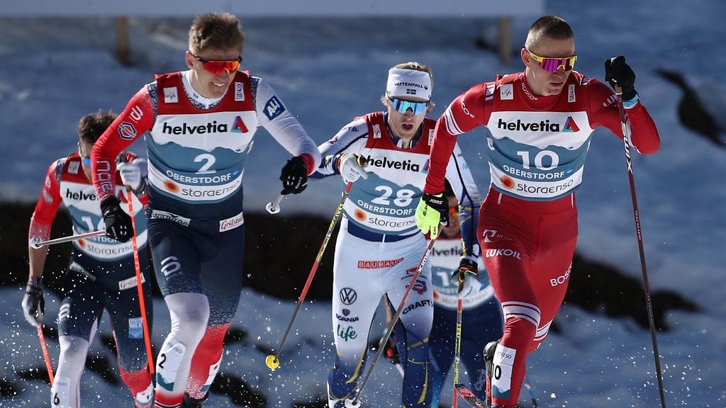Oskar Svensson (keskellä) jäi MM-sprinttifinaalissa viimeiseksi.