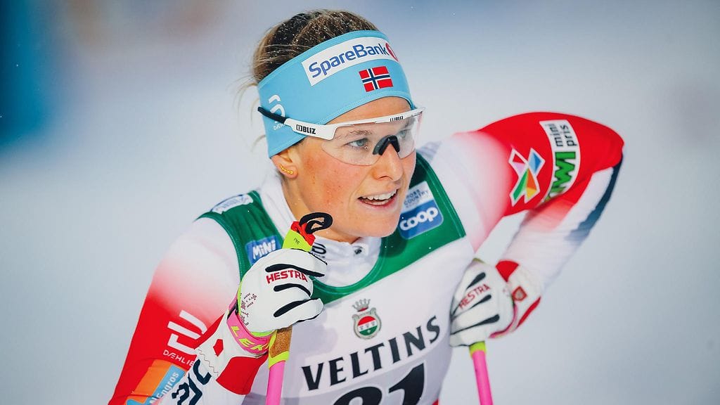 Mari Eide ripustaa suksensa naulaan.