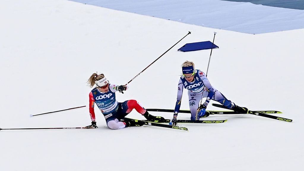 Therese Johaug ja Frida Karlsson menivät nurin ensimmäisellä kierroksella.