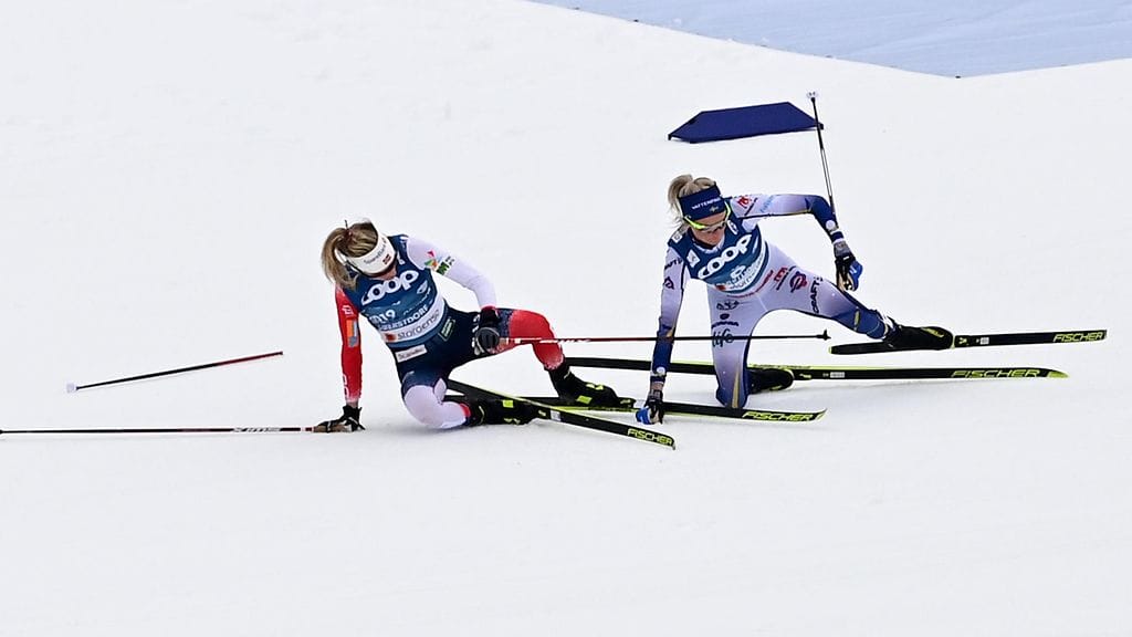 Frida Karlsson (oik.) ja Therese Johaug kolaroivat yhdistelmäkilpailussa.