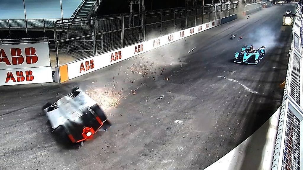 Alex Lynnin auto putosi katolleen Saudi-Arabian kisan ilmalennossa.