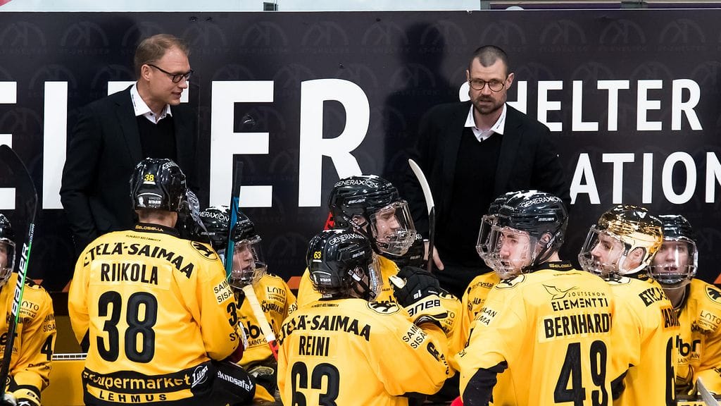 Valmennuksensa lomauttaneen SaiPan penkin takana ovat seisseet viime viikkoina ja kuukausina toimitusjohtaja Jussi Markkanen (vasemmalla) ja Ville Hämäläinen.