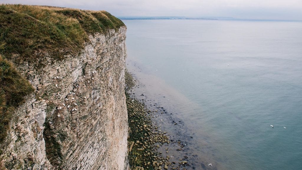 Kallion reunalle pystytetty teltta poiki pelastustiimin paikalle. Kuvituskuva.