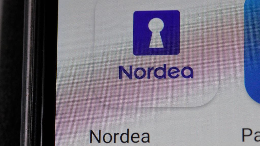 Teknisen häiriön takia osalla Nordean asiakkaista kaikki tilit eivät näkyneet normaalisti verkko- ja mobiilipankissa. Kuvituskuva on mobiilipankkiin kirjautumisesta.